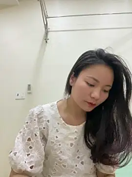 Bee Yellow00 online show from 12/23/25, 05:51