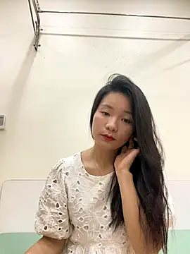 Bee Yellow00 online show from 11/10/25, 04:28