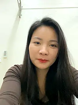 Bee Yellow00 online show from 12/16/25, 05:22