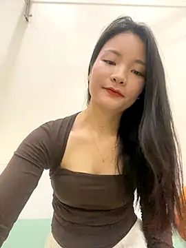 Bee Yellow00 online show from 11/17/25, 04:38