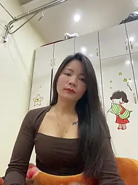 Bee Yellow00 online show from 01/14/26, 06:06