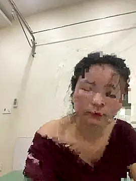 Bee Yellow00 online show from 10/30/25, 05:28