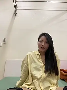 Bee Yellow00 online show from 12/03/25, 04:35