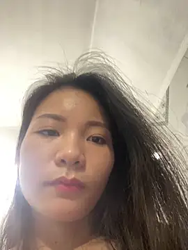 Bee Yellow00 online show from 10/27/25, 08:10