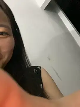 Bee Yellow00 online show from 10/29/25, 05:23