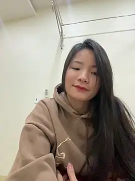 Bee Yellow00 online show from 01/06/26, 04:38