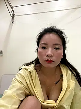 Bee Yellow00 online show from 10/29/25, 05:06