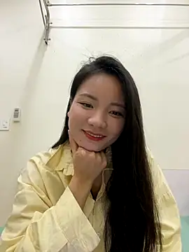 Bee Yellow00 online show from 12/04/25, 04:33