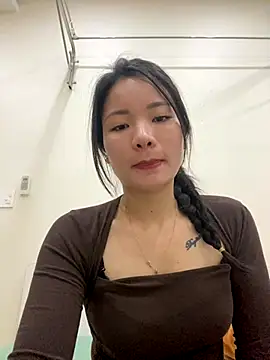 Bee Yellow00 online show from 12/01/25, 04:24