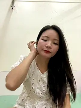 Bee Yellow00 online show from 11/18/25, 04:38