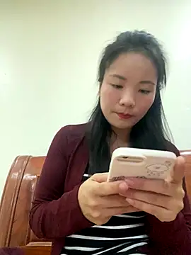 Bee Yellow00 online show from 11/04/25, 04:27