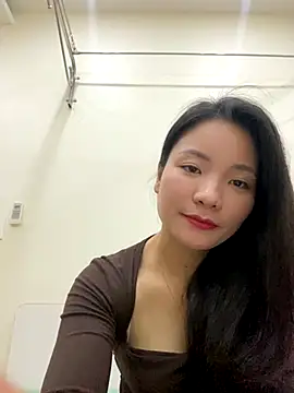 Bee Yellow00 online show from 11/13/25, 04:49