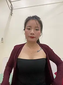 Bee Yellow00 online show from 10/27/25, 04:35