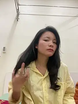 Bee Yellow00 online show from 12/19/25, 05:32