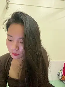 Bee Yellow00 online show from 11/05/25, 04:48