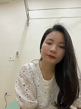 Bee Yellow00 online show from 12/22/25, 05:40