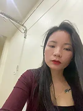 Bee Yellow00 online show from 10/31/25, 04:31