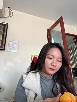 Bee Yellow00 online show from 12/18/25, 03:55