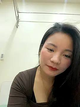 Bee Yellow00 online show from 11/14/25, 04:49