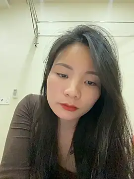 Bee Yellow00 online show from 12/15/25, 04:40