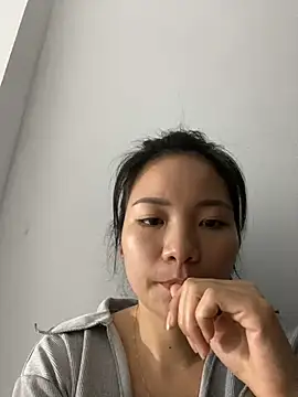 Bee Yellow00 online show from 11/22/25, 08:51