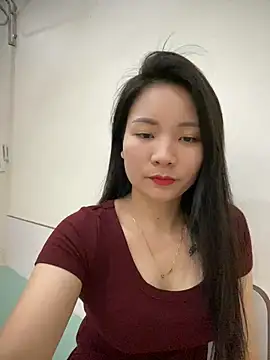 Bee Yellow00 online show from 03/06/26, 04:40