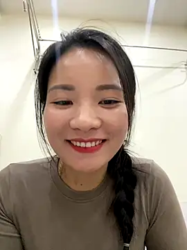 Bee Yellow00 online show from 11/12/25, 04:38