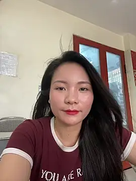 Snapshot of Bee_Yellow00 chatting on 06/20/26, 04:28 Bee Yellow00 online show from 06/20/26, 04:28