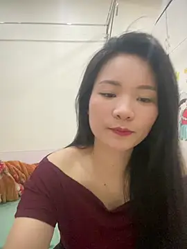 Bee Yellow00 online show from 03/26/26, 06:00