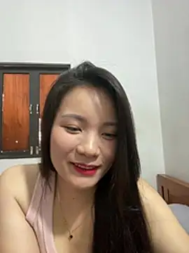 Snapshot of Bee_Yellow00 chatting on 06/17/26, 03:50 Bee Yellow00 online show from 06/17/26, 03:50