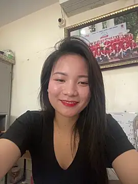 Bee Yellow00 online show from 04/18/26, 03:20