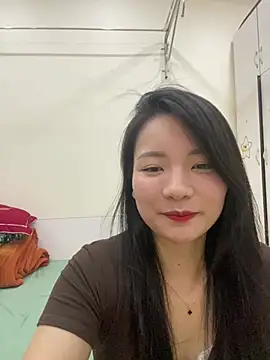 Bee Yellow00 online show from 05/09/26, 04:38