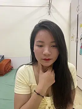 Bee Yellow00 online show from 05/05/26, 04:59