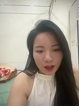 Bee Yellow00 online show from 04/24/26, 04:58