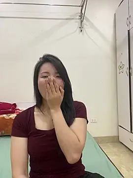 Bee Yellow00 online show from 05/13/26, 04:30