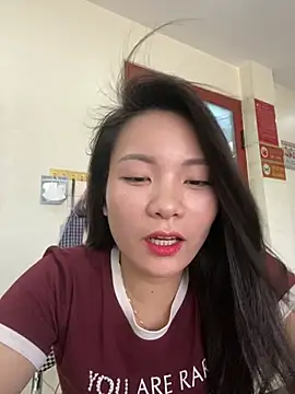Snapshot of Bee_Yellow00 chatting on 06/23/26, 04:54 Bee Yellow00 online show from 06/23/26, 04:54