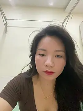 Snapshot of Bee_Yellow00 chatting on 07/17/26, 05:15 Bee Yellow00 online show from 07/17/26, 05:15