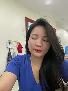 Snapshot of Bee_Yellow00 chatting on 06/27/26, 04:29 Bee Yellow00 online show from 06/27/26, 04:29