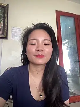 Bee Yellow00 online show from 04/08/26, 03:19