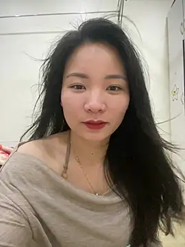 Bee Yellow00 online show from 03/23/26, 04:34
