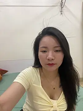 Bee Yellow00 online show from 05/21/26, 04:43