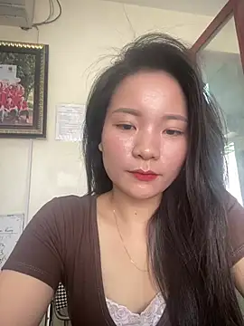 Bee Yellow00 online show from 04/23/26, 03:35
