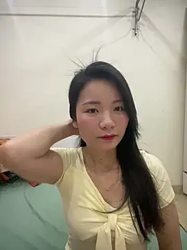 Bee Yellow00 online show from 04/15/26, 04:40