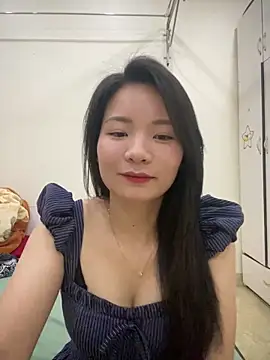 Bee Yellow00 online show from 04/13/26, 04:49
