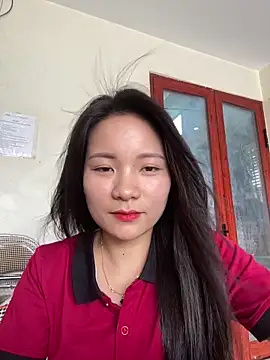 Snapshot of Bee_Yellow00 chatting on 06/12/26, 02:31 Bee Yellow00 online show from 06/12/26, 02:31