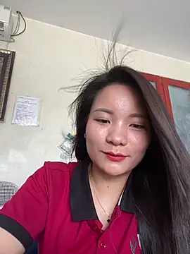 Snapshot of Bee_Yellow00 chatting on 06/15/26, 02:34 Bee Yellow00 online show from 06/15/26, 02:34