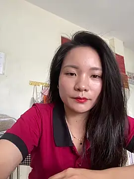 Snapshot of Bee_Yellow00 chatting on 06/18/26, 03:16 Bee Yellow00 online show from 06/18/26, 03:16