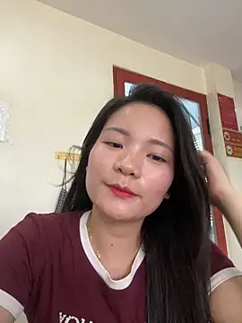 Snapshot of Bee_Yellow00 chatting on 06/03/26, 04:24 Bee Yellow00 online show from 06/03/26, 04:24