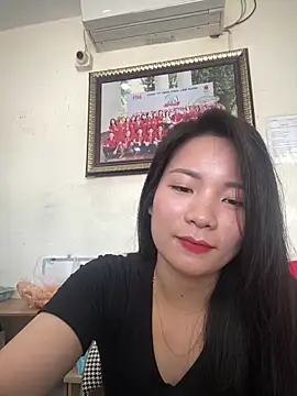 Bee Yellow00 online show from 04/09/26, 03:19