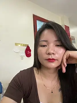 Snapshot of Bee_Yellow00 chatting on 07/01/26, 04:24 Bee Yellow00 online show from 07/01/26, 04:24